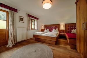 a bedroom with a large bed and a window at Chalet Hinterweiding Gut in Wiederriesen