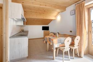 a kitchen and dining room with a table and chairs at Appartamenti Elisabetta n1 in Livigno