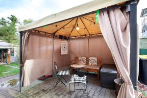 a tent with a table and chairs on a patio at Ferienwohnung Failte in Niederselters