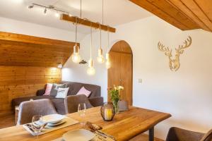 a living room with a couch and a table at Ferienwohnung Reschberg in Farchant