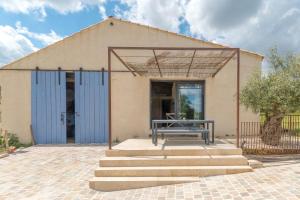 a building with a bench in front of it at Le Loft in Esparron