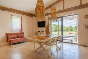 a dining room with a table and chairs at Le Loft in Esparron