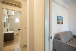 a living room with a couch and a bathroom at Appartamento Andromeda B4 in Bibione +13 photos
