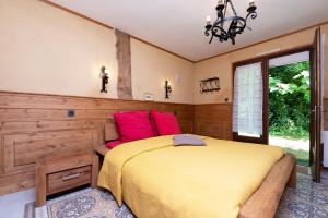 a bedroom with a large bed with red pillows at Daol Grenn in Pluvigner