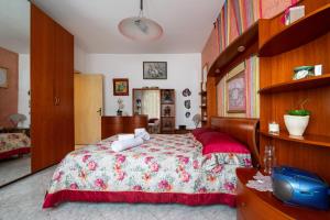 a bedroom with a bed with a red and white bedspread at Casa Zoraide in Borgagne