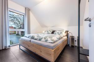 a bedroom with a bed and a large window at Ferienwohnung Lampa in Wasbüttel