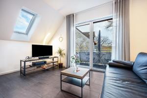 a living room with a couch and a tv at Ferienwohnung Lampa in Wasbüttel