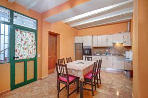 a dining room with a table and chairs in a kitchen at Casa Marrero Abajo in La Guancha