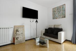a living room with a couch and a tv at Casa Merlino in Biassa