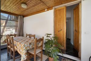 a dining room with a table and chairs and a window at Casa Merlino in Biassa