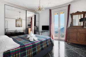 a bedroom with a teddy bear sitting on a bed at Casa Merlino in Biassa