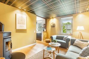 a living room with a couch and a tv at Ferienhaus Altstadtchalet in Schmallenberg