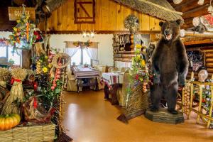 Una gran estatua de oso parada en un stand en una habitación en Hutor Hotel en Dnipró