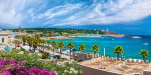 Blick auf einen Strand mit Palmen und dem Meer in der Unterkunft Leuca di Bolina in Santa Maria di Leuca