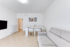 ein Wohnzimmer mit Sofa und Tisch in der Unterkunft Leuca di Bolina in Santa Maria di Leuca
