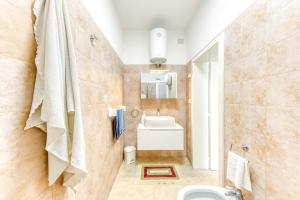 ein Badezimmer mit Toilette und Waschbecken in der Unterkunft Leuca di Bolina in Santa Maria di Leuca + 21 Fotos