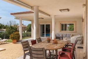 a patio with a wooden table and chairs at Sa Torre in Llucmajor