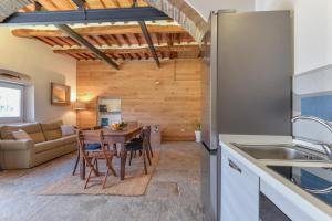 a kitchen and living room with a table and a couch at Casa Magnolia Loft in Seccheto