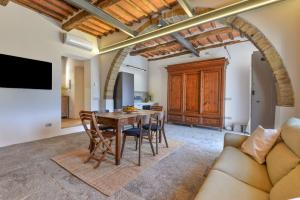 a kitchen and dining room with a wooden table and chairs at Casa Magnolia Loft in Seccheto