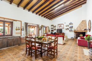 ein Wohnzimmer mit Tisch, Stühlen und Sofa in der Unterkunft Finca Esplendor in Campos