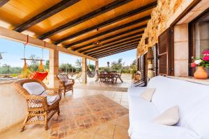 eine Terrasse mit Bett, Stühlen und Tisch in der Unterkunft Finca Esplendor in Campos