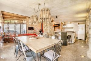 a kitchen and dining room with a table and chairs at El Cobert De Lera in Oden