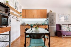 a kitchen and dining room with a table and chairs at Jolly suite puertorico Beach in Mogán