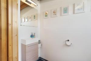 ein Badezimmer mit Waschbecken und Spiegel in der Unterkunft Witthus in Pellworm + 38 Fotos