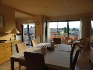a kitchen and dining room with a table and chairs at Royal Horizón Dúplex in Navata