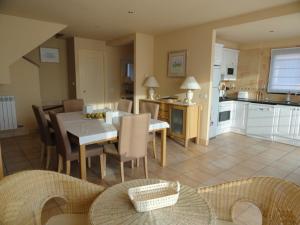 a kitchen and dining room with a table and chairs at Royal Horizón Dúplex in Navata