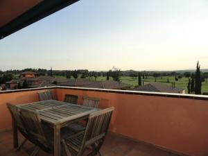 a table and chairs on a balcony with a view at Royal Horizón Dúplex in Navata +1 photo