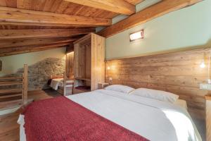 a bedroom with wooden walls and a bed in a room at Civico 2 in Marmora