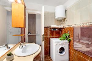 a bathroom with a sink and a washing machine at Apartamento Luna in Tacoronte +20 photos