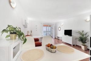 a white living room with a white table and a couch at Apartamento Luna in Tacoronte
