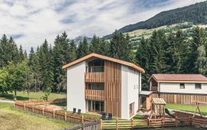 a house in the middle of a field at Lichtung Woldererhof Sonnenlicht in Racines