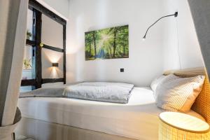 a bedroom with a bed and a window at Wohnen im Heidehaus in Sankt Dionys