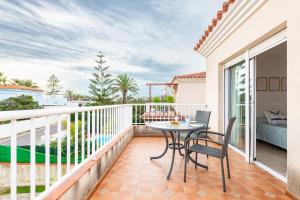 a patio with a table and chairs on a balcony at Casa Mar in Vinarós