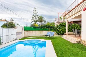 a swimming pool in the backyard of a house at Casa Mar in Vinarós
