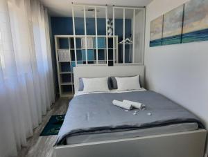 a bedroom with a bed with a blue blanket at Ferienwohnung mit Garten in Ehrenkirchen