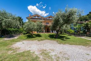 a house with trees in front of it at Casa Caterina con giardino in Marone
