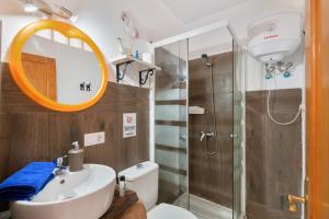 a bathroom with a toilet and a sink and a shower at Loft La Caletilla La Graciosa in Caleta de Sebo