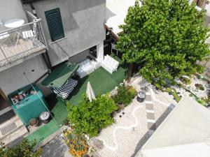 an overhead view of a backyard with a patio and trees at Il SORRISO in Moie
