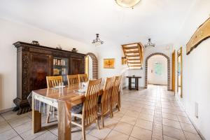 a dining room with a wooden table and chairs at Ferienhaus Erlengrund A in Schafstedt