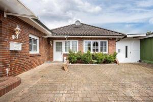 a brick house with a brick driveway at Ferienhaus Erlengrund A in Schafstedt