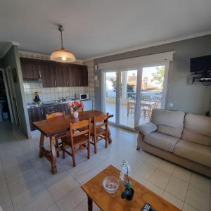a living room with a table and a couch at Apartamento Portosun Pez in Portocolom