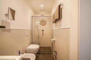 a bathroom with a toilet and a shower at Schnitzer Ferienwohnung Holunder in Rablà +16 photos