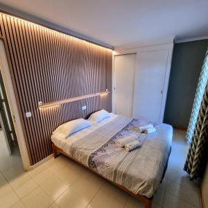 a bedroom with a bed with two towels on it at Apartamento Portosun Pez in Portocolom