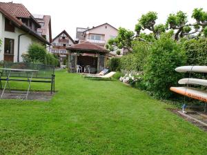 a yard with a bench and a table at Haus Alpenblick in Immenstaad am Bodensee