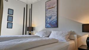 a bedroom with two beds and a painting on the wall at Am Twistesee 2 Ebenerdig in Wetterburg
