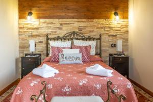 a bedroom with a bed with two white towels on it at Paz y Tranquilidad in Melarde